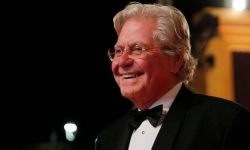 بماذا علّقَ حسين فهمي على استخدام الفنانين الـ"بودي غارد" في تنقلاتهم؟